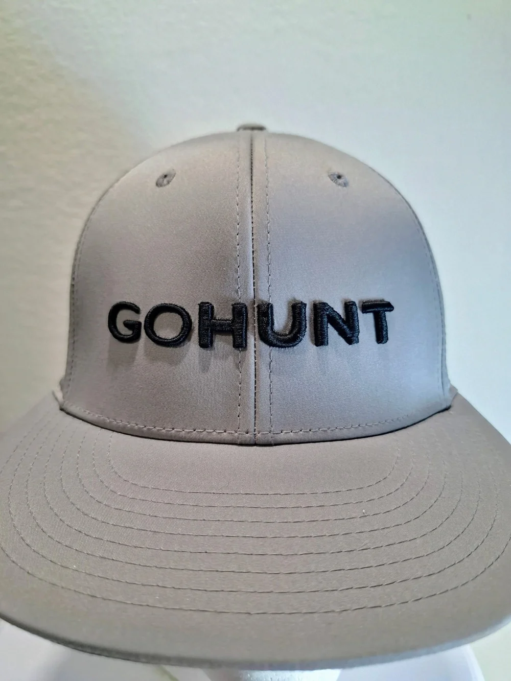 GOHUNT Men's Gray Logo Snapback Hat